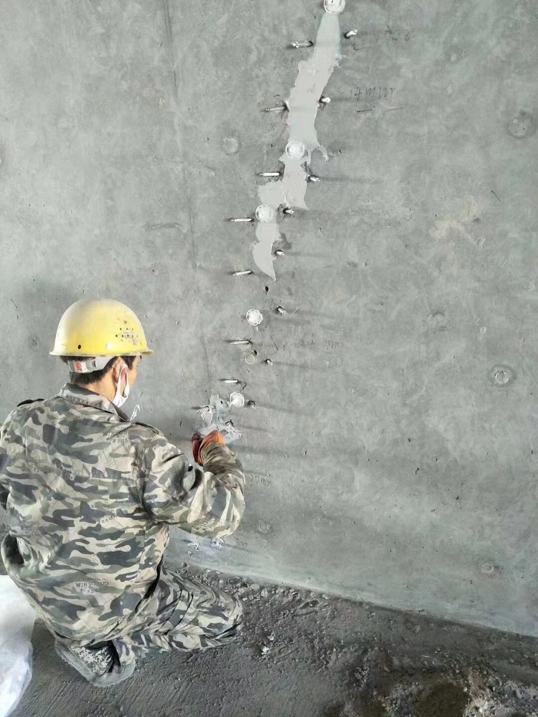 海南混凝土楼板裂缝加固施工的方案
